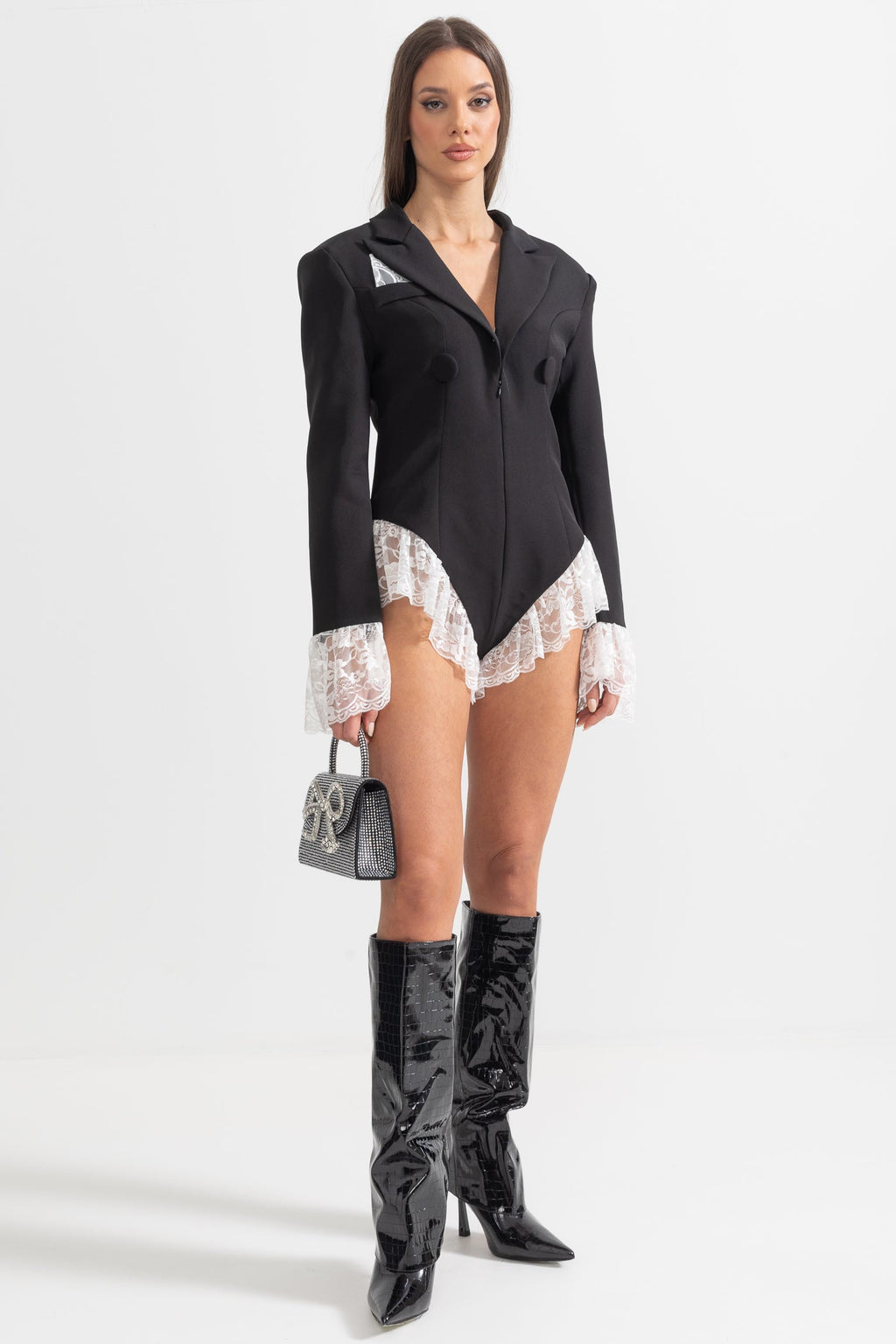 Beyaz Dantel Detaylı Siyah Şık Blazer Tulum