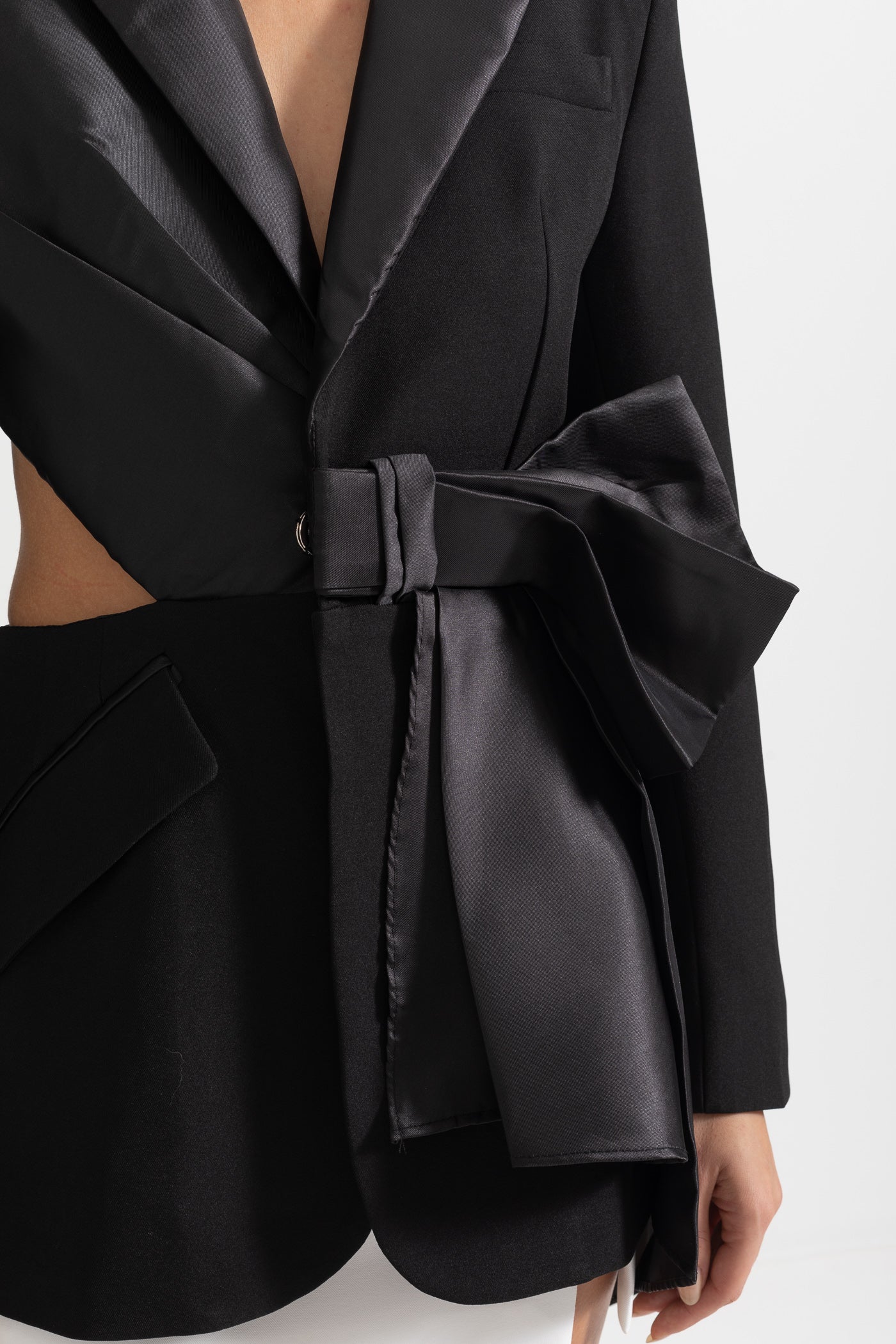 Sırt Dekolteli Asimetrik Siyah Blazer