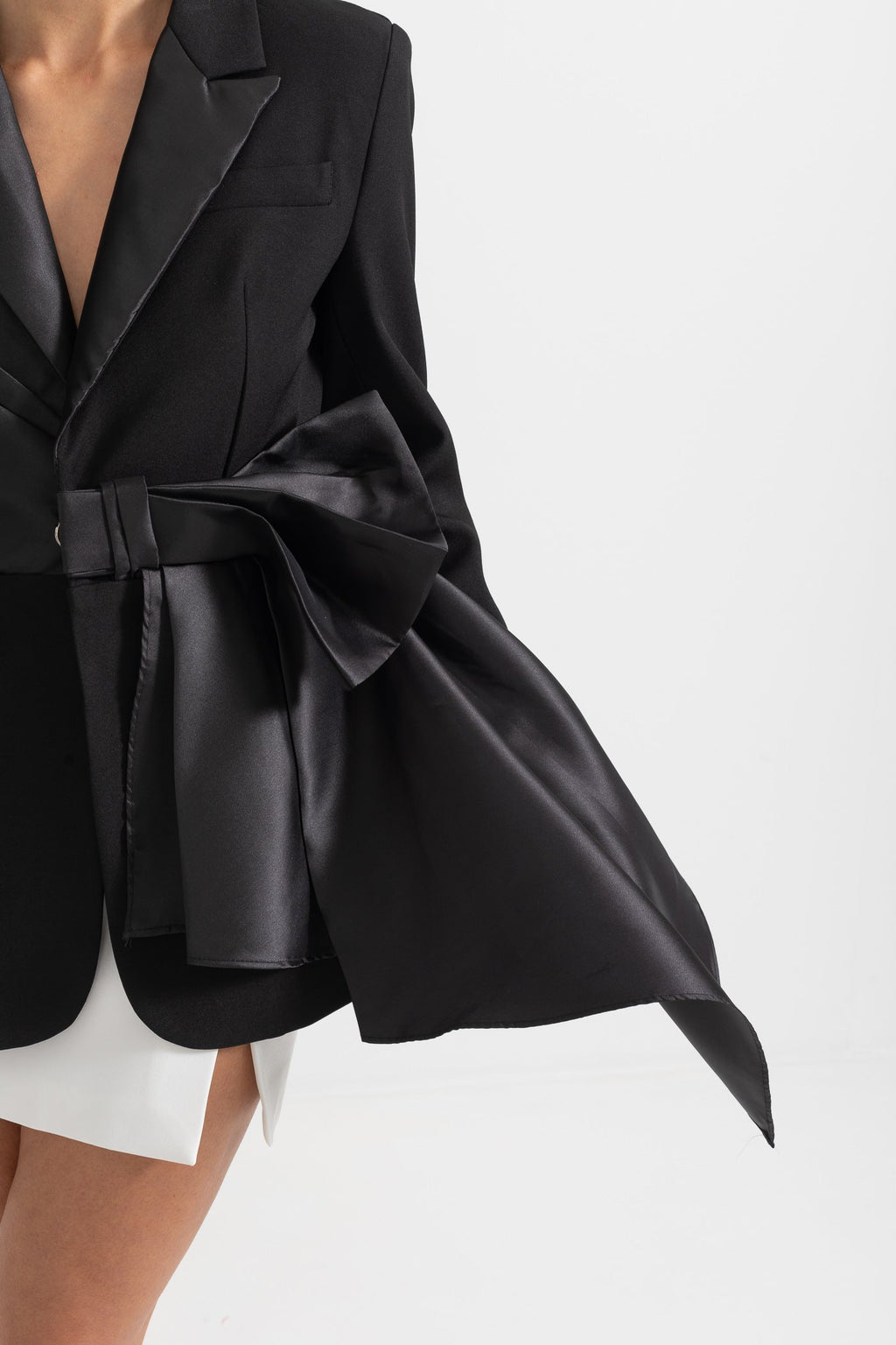 Sırt Dekolteli Asimetrik Siyah Blazer