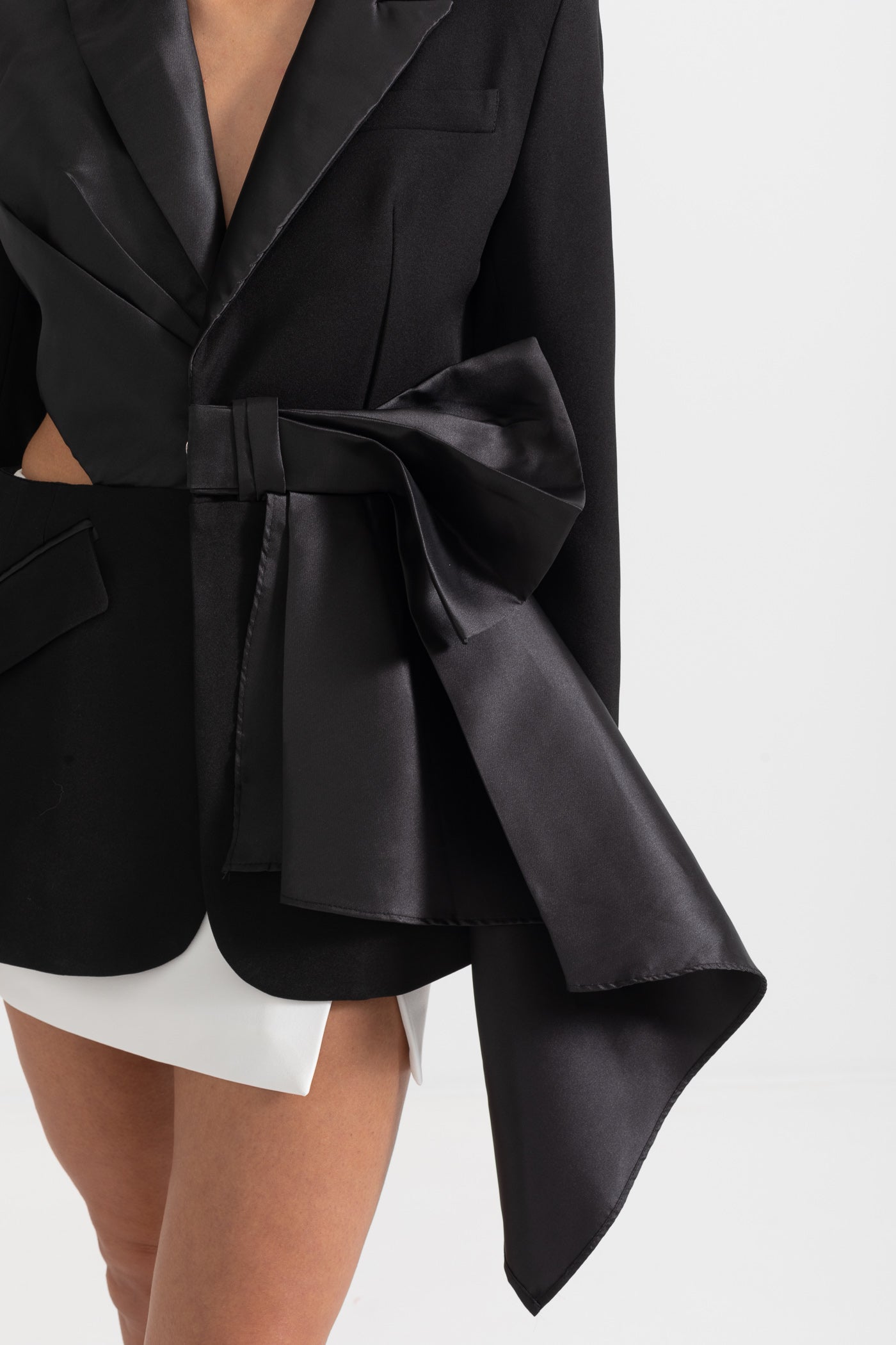 Sırt Dekolteli Asimetrik Siyah Blazer