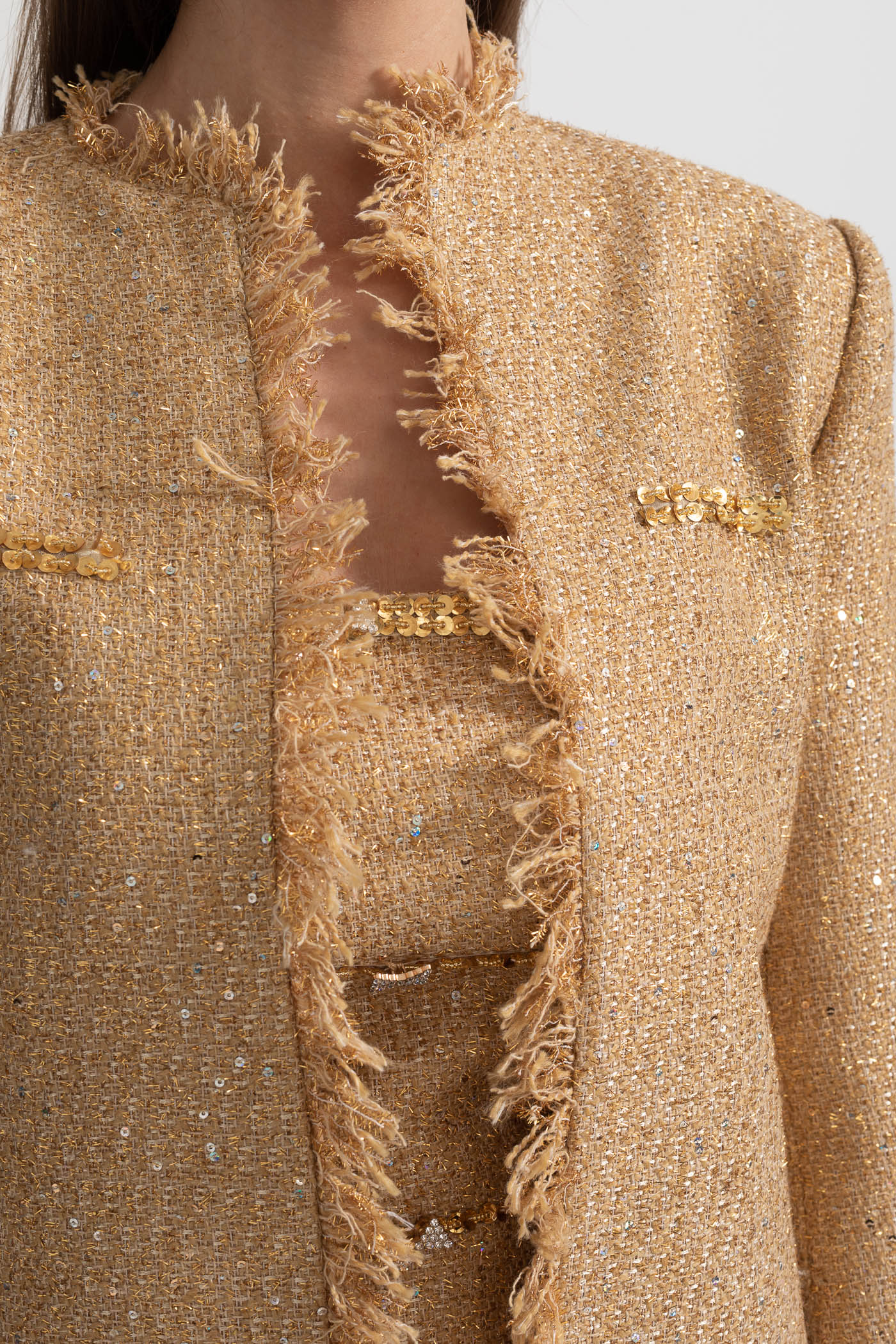 Payet İşlemeli ve Püskül Detaylı Altın Dokulu Tweed Kaban