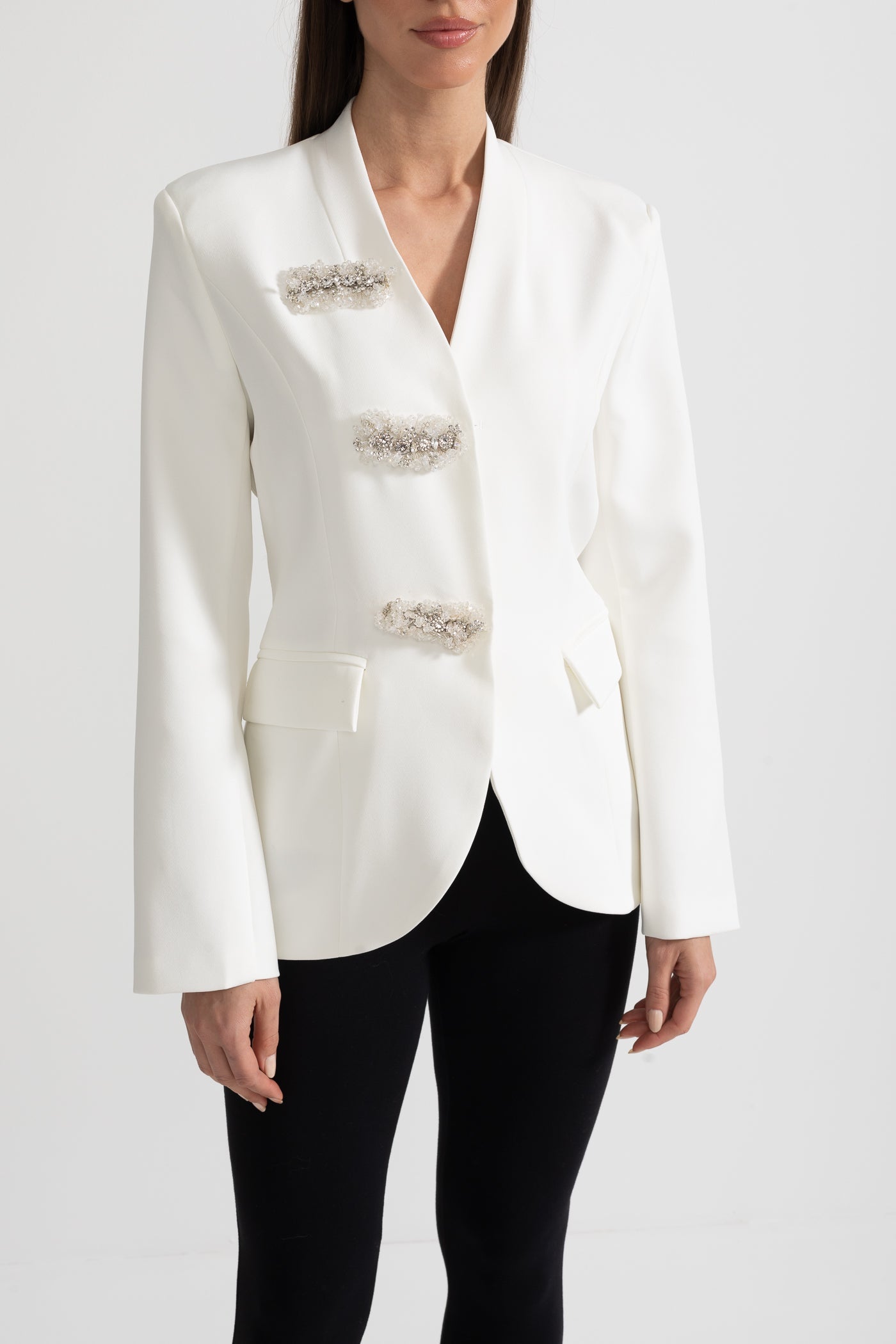 Gümüş Çiçek Tokalı Beyaz Blazer Ceket