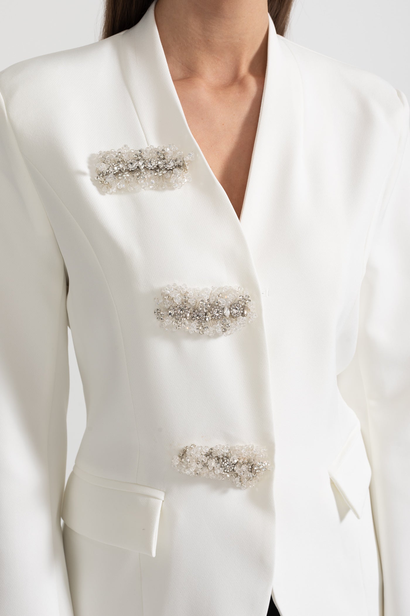 Gümüş Çiçek Tokalı Beyaz Blazer Ceket