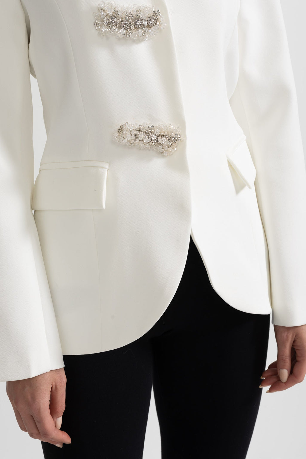 Gümüş Çiçek Tokalı Beyaz Blazer Ceket