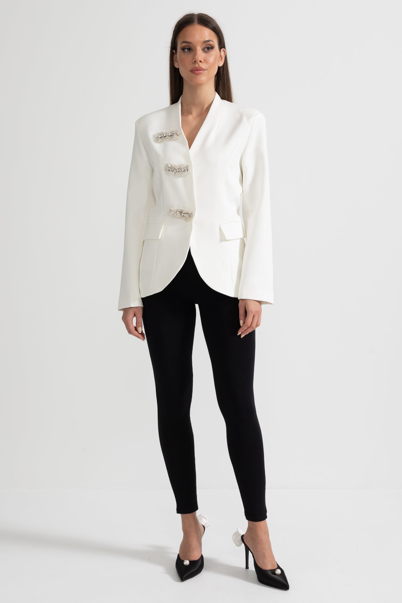 Gümüş Çiçek Tokalı Beyaz Blazer Ceket