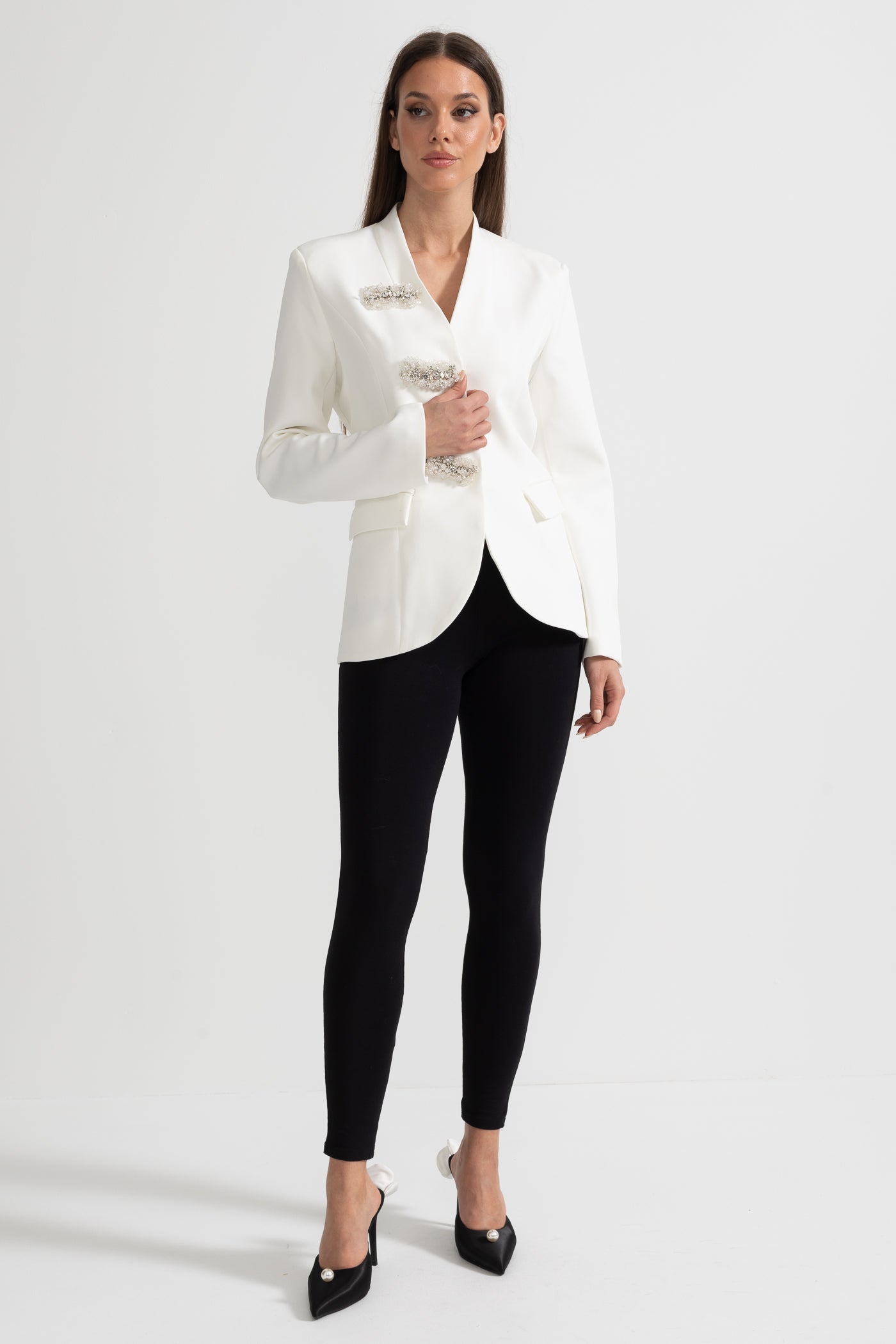 Gümüş Çiçek Tokalı Beyaz Blazer Ceket