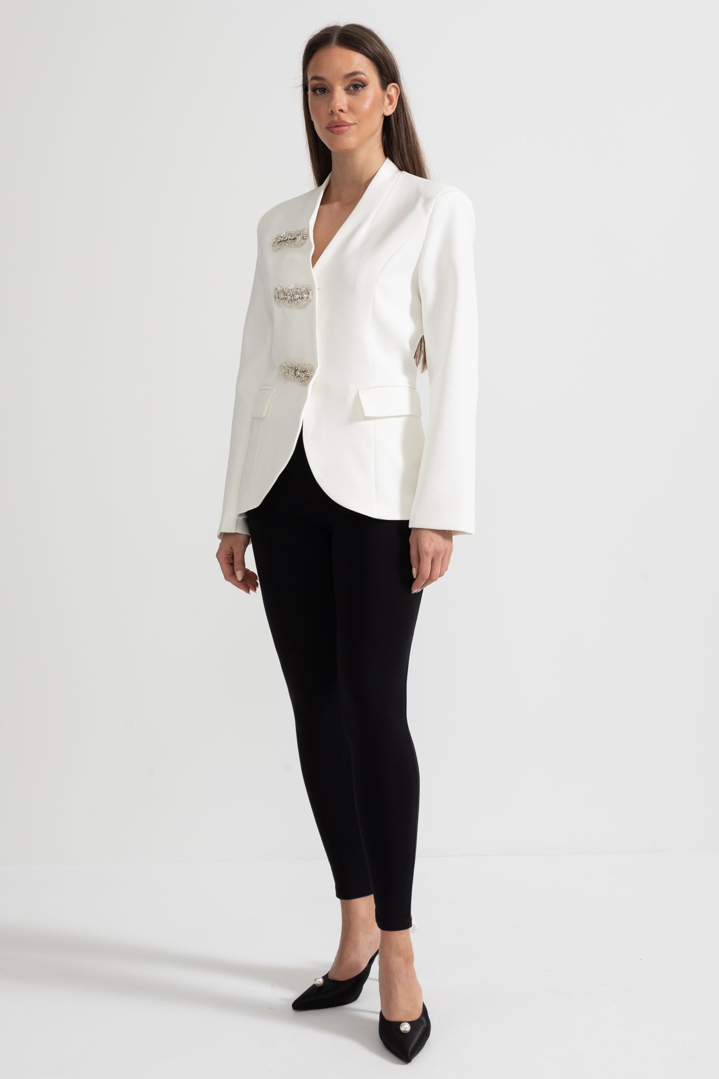 Gümüş Çiçek Tokalı Beyaz Blazer Ceket