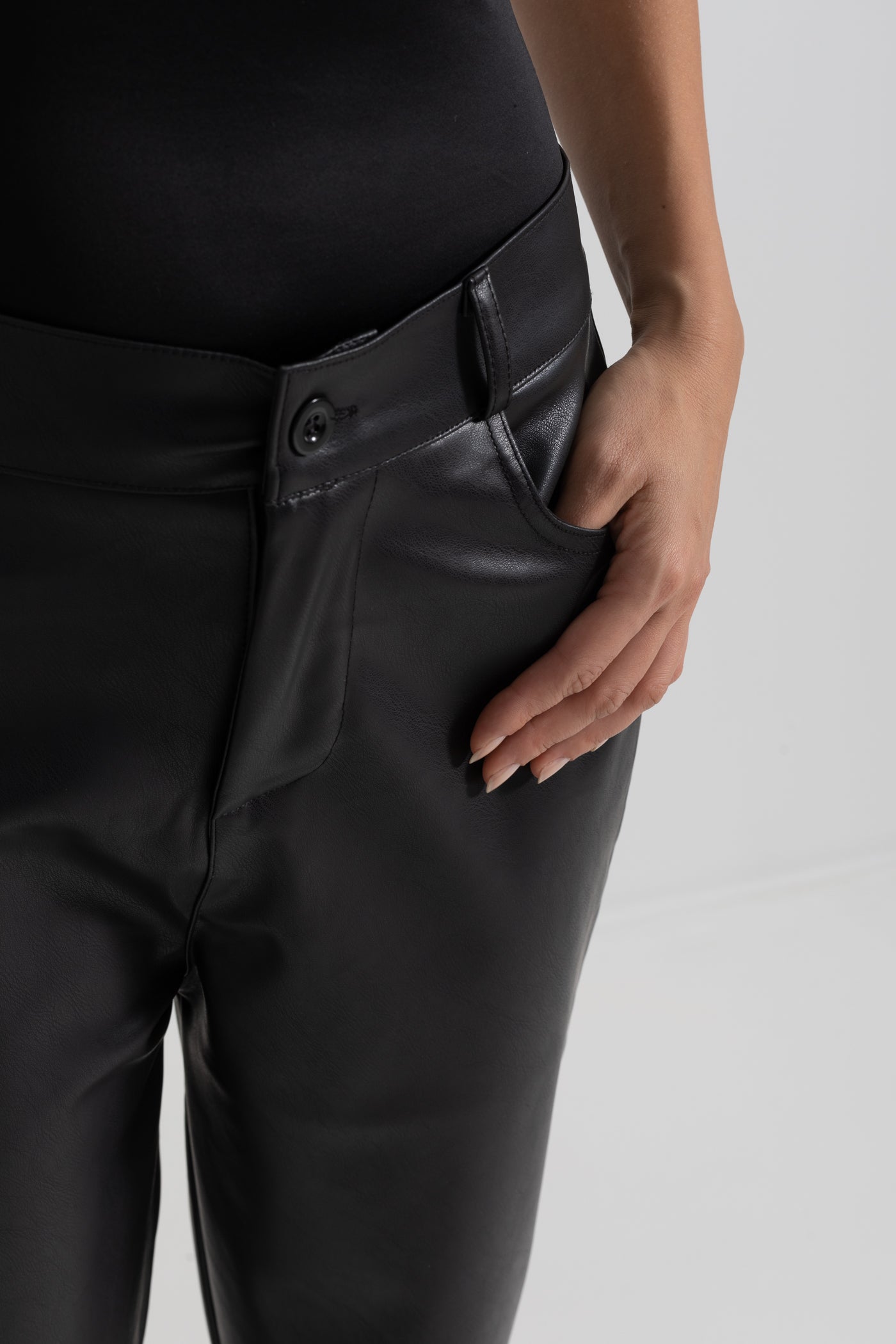 Siyah Cropped Vegan Deri Pantolon